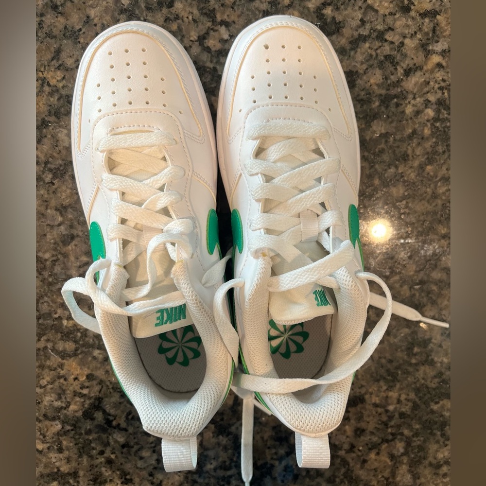 Nike Court Borough Low Recraft
White Stadium Green Football Grey